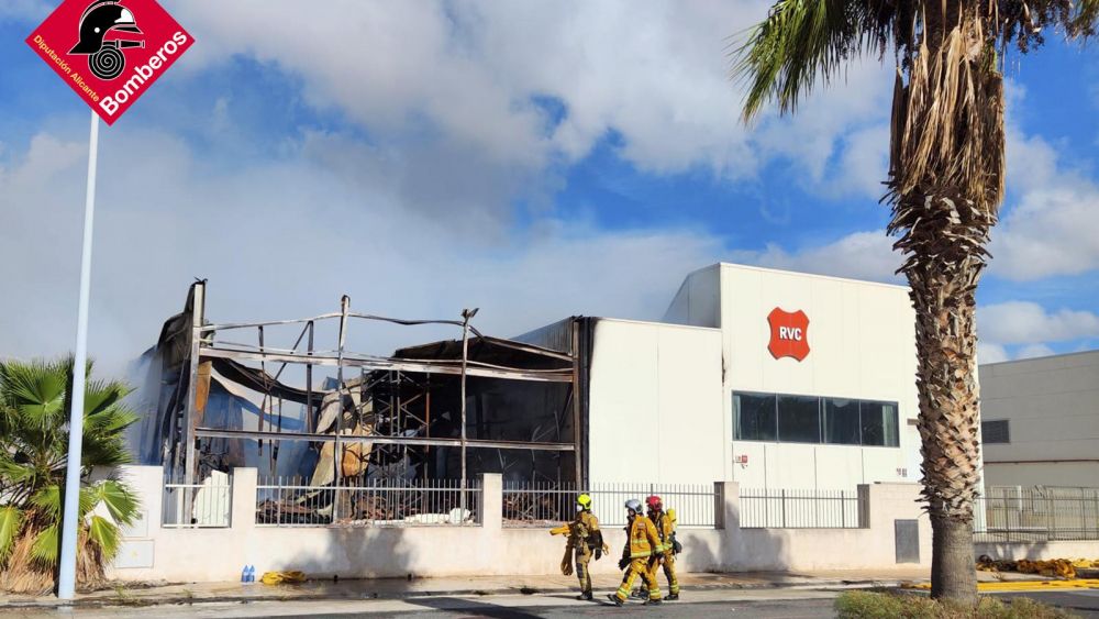 Zona exterior de la nave industrial de Elda en llamas Zona exterior de la nave industrial de Elda en llamas