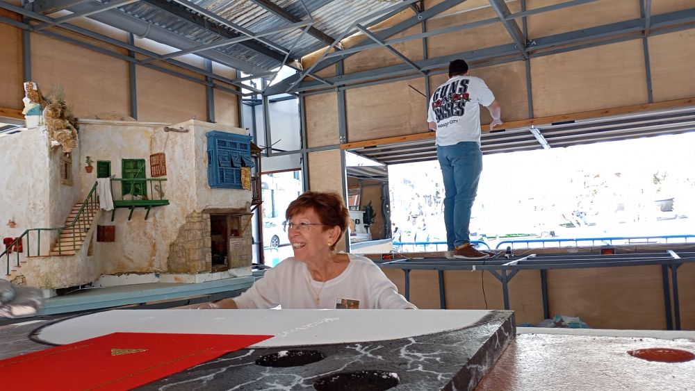 Muntatge del belen en la plaça de la muntanyeta d'Alacant
