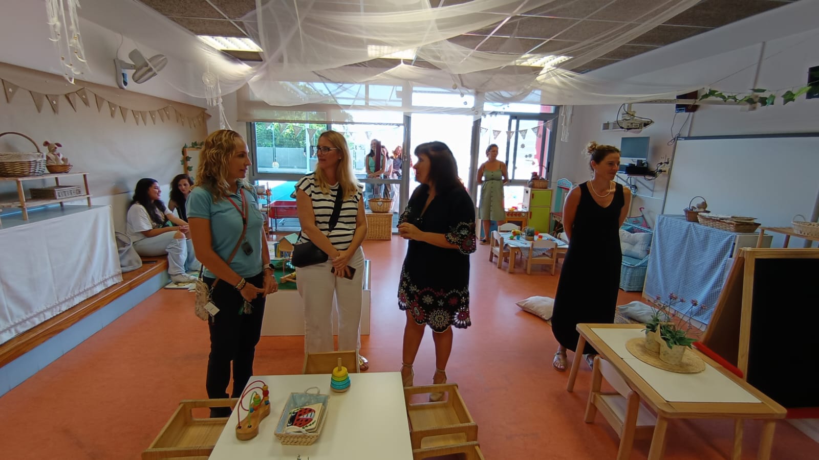 La concejala de Educación Mari Carmen de España visita el CEIP Benalúa de Alicante