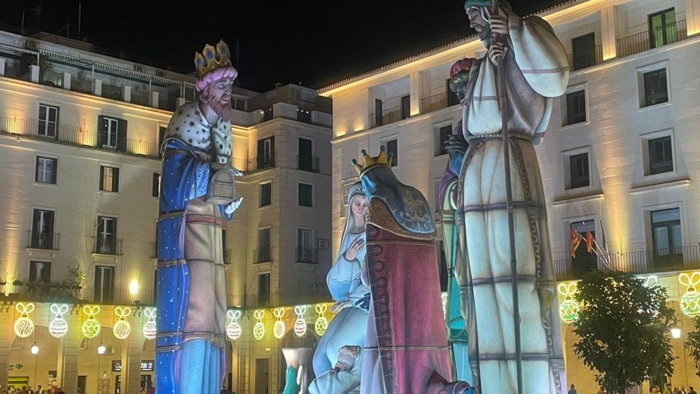 Pesebre Gegant en la plaça de l'Ajuntament d'Alacant