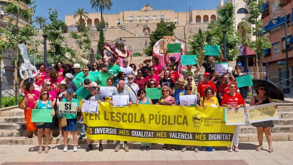 Concentració de la Plataforma per l'Ensenyament Públic en Alacant