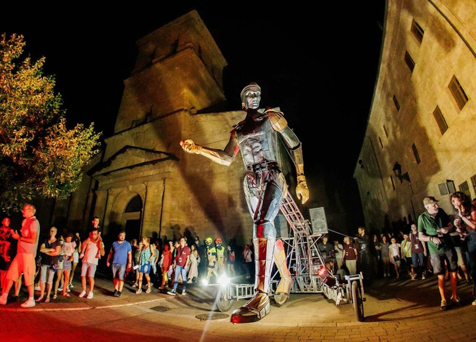 El espectáculo itinerante del gigante 'Aquiles' llega a Alicante El espectáculo itinerante del gigante 'Aquiles' llega a Alicante