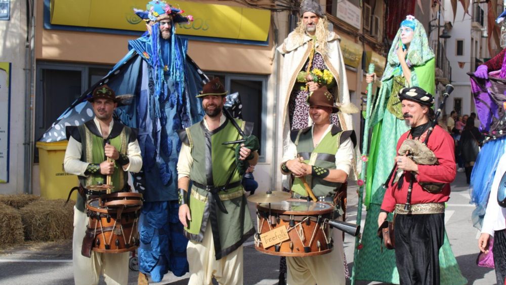 Personatges d'animació en el mercat medieval de Mutxamel