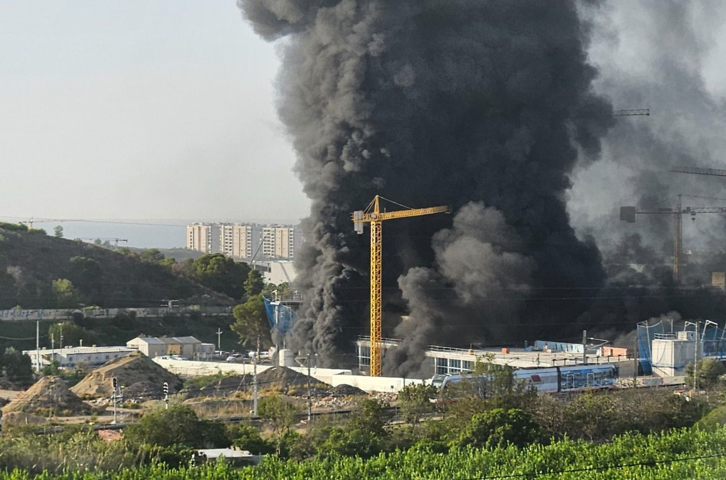 Columna de humo en el incendio del Hospital de La Vila (Foto: VOST Comunitat Valenciana) Columna de humo en el incendio del Hospital de La Vila (Foto: VOST Comunitat Valenciana)