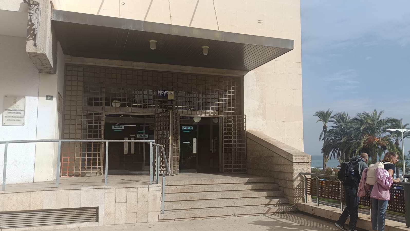 Entrada principal de la Biblioteca Azorín de Alicante Entrada principal de la Biblioteca Azorín de Alicante