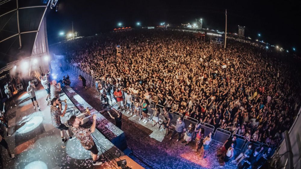 Miles de personas disfrutan de un concierto de La Fùmiga en el Canet Rock (Foto: Artur Gavalda) Miles de personas disfrutan de un concierto de La Fùmiga en el Canet Rock (Foto: Artur Gavalda)