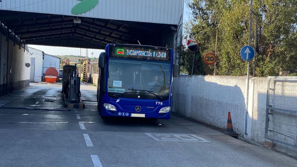 Un autobús interurbano de Alicante se incorpora a línea desde la cochera Un autobús interurbano de Alicante se incorpora a línea desde la cochera