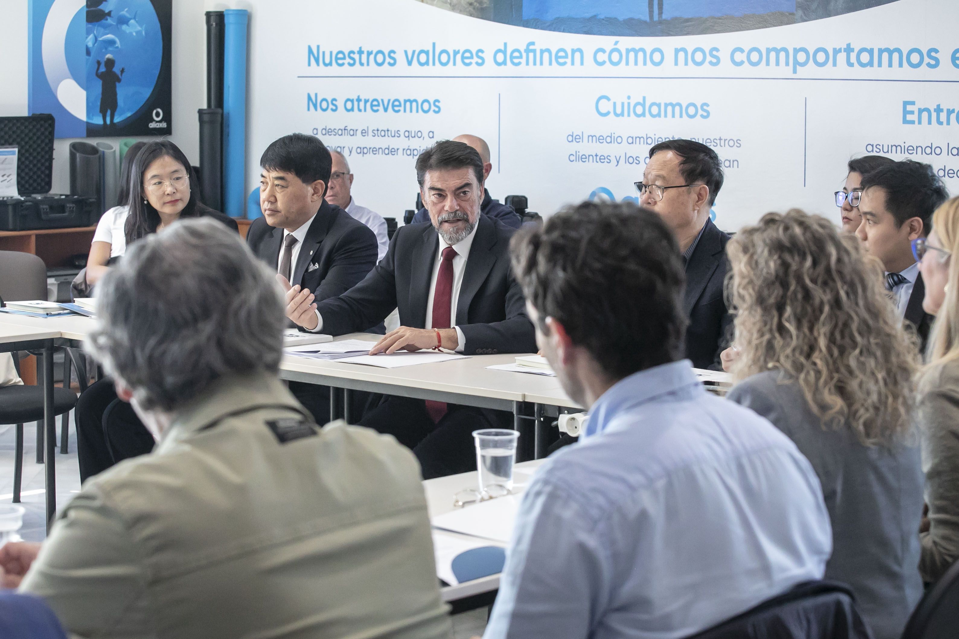 El alcalde Luis Barcala preside la reunión de colaboración con empresas chinas El alcalde Luis Barcala preside la reunión de colaboración con empresas chinas