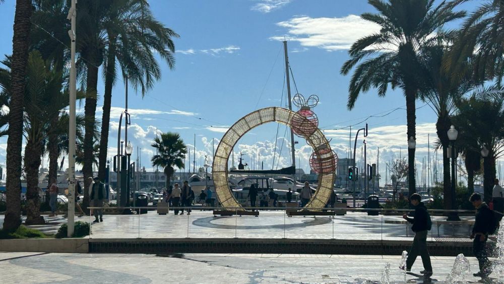 Elemento decorativo de Navidad en la Explanada de Alicante Elemento decorativo de Navidad en la Explanada de Alicante