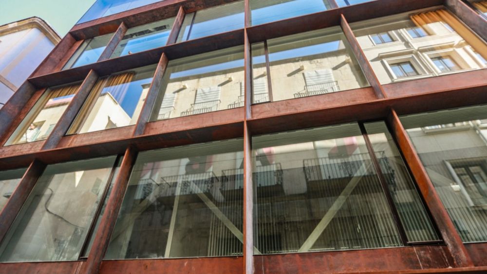 Façana exterior envidrada del nou Centre 14 d'Alacant Façana exterior envidrada del nou Centre 14 d'Alacant