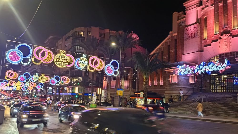 Alfons el Savi i el Mercat Central d'Alacant il·luminades amb els llums de Nadal