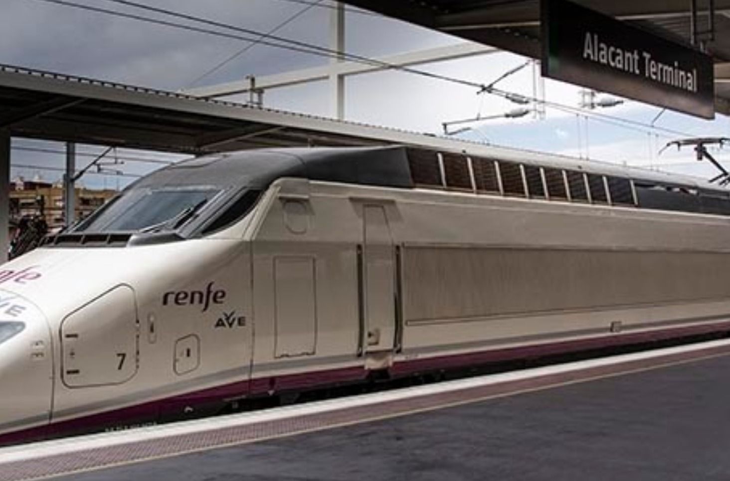 Un tren d'alta velocitat (AVE) en l'estació d'Alacant