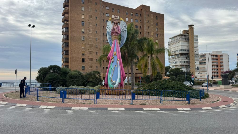 Ángel Gigante protegido por el viento en Alicante