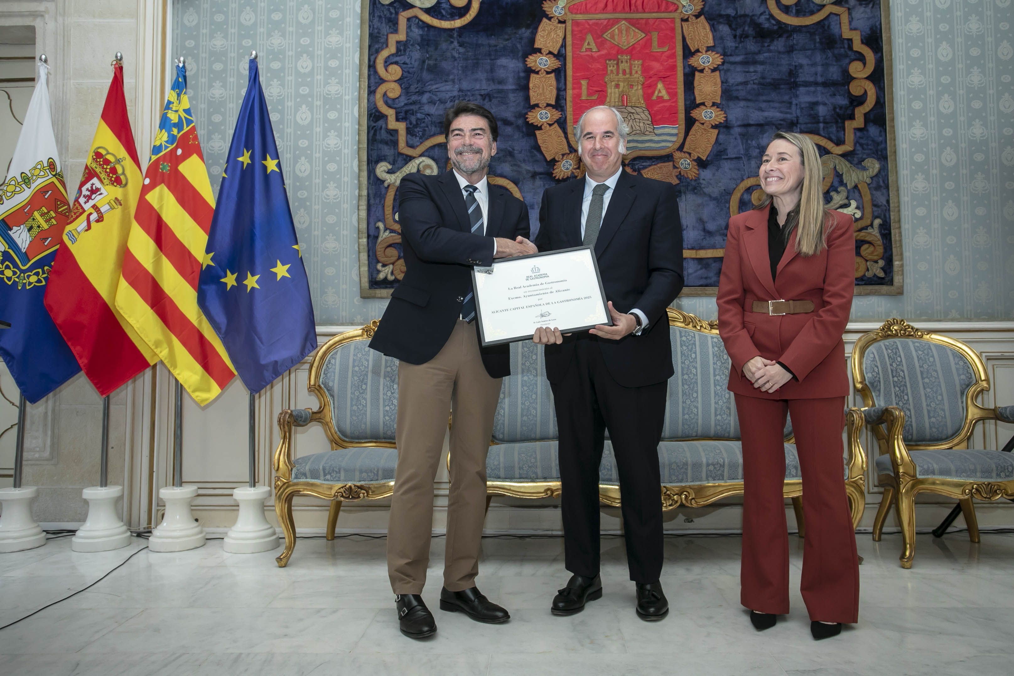 L'alcalde Luis Barcala arreplega el reconeixement de la Reial Acadèmia de la Gastronomia