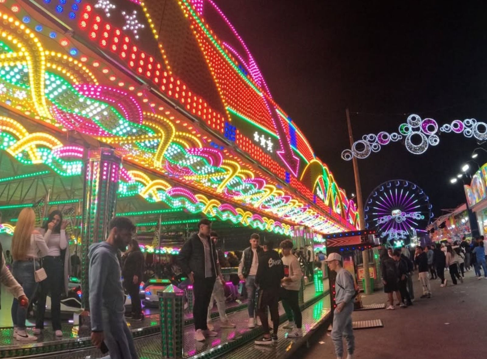 Diverses persones en els cotxes de xoc en la Fira de Nadal d'Alacant