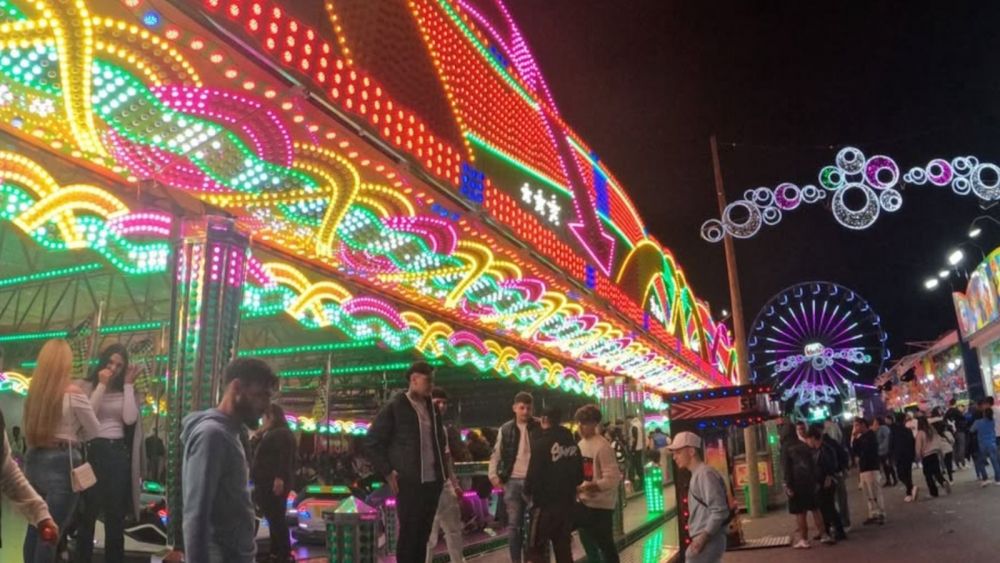 Varies persones en els cotxes de xoc en la Fira de Nadal d'Alacant Varies persones en els cotxes de xoc en la Fira de Nadal d'Alacant