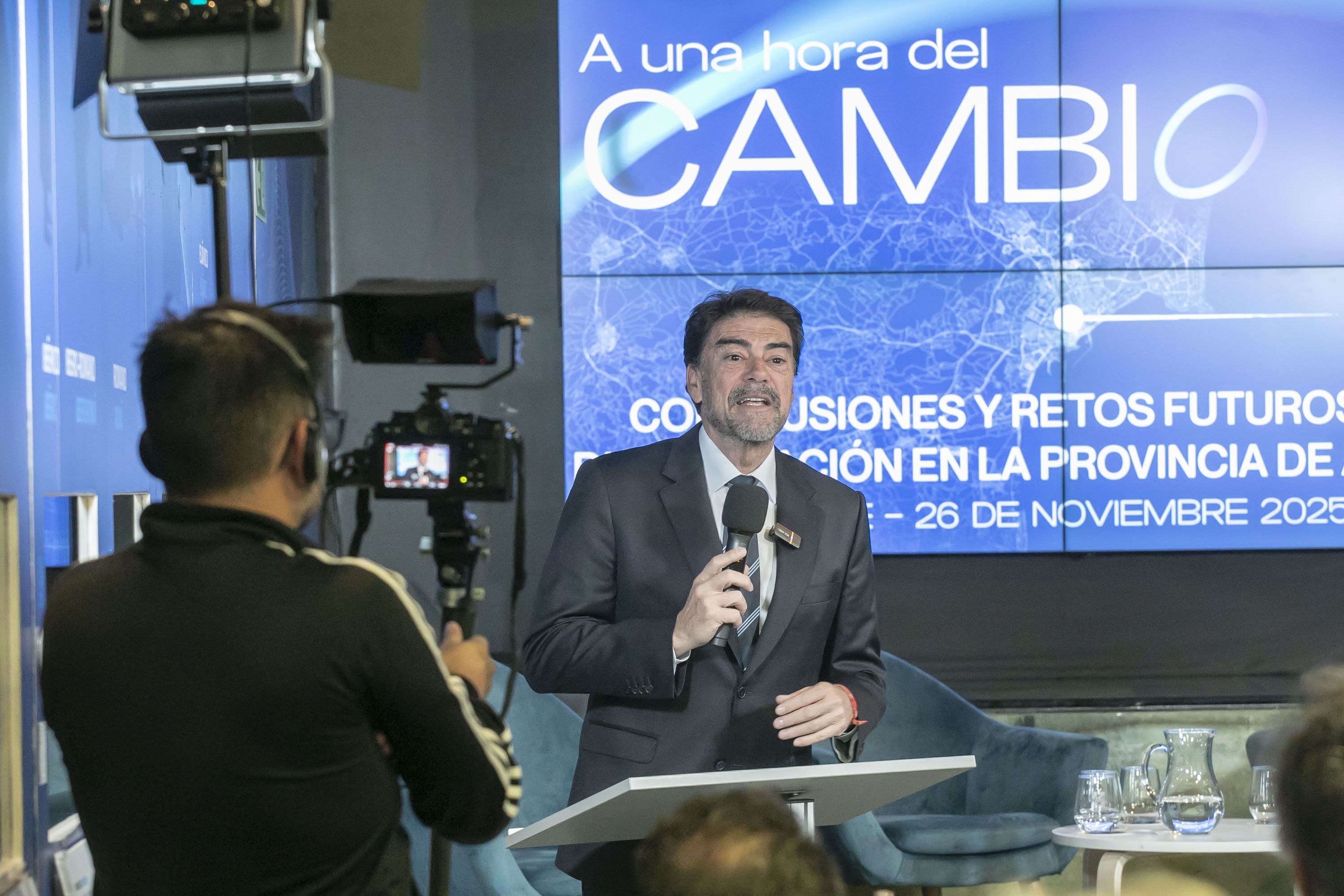 Luis Barcala clausura la trobada “A una hora del canvi”