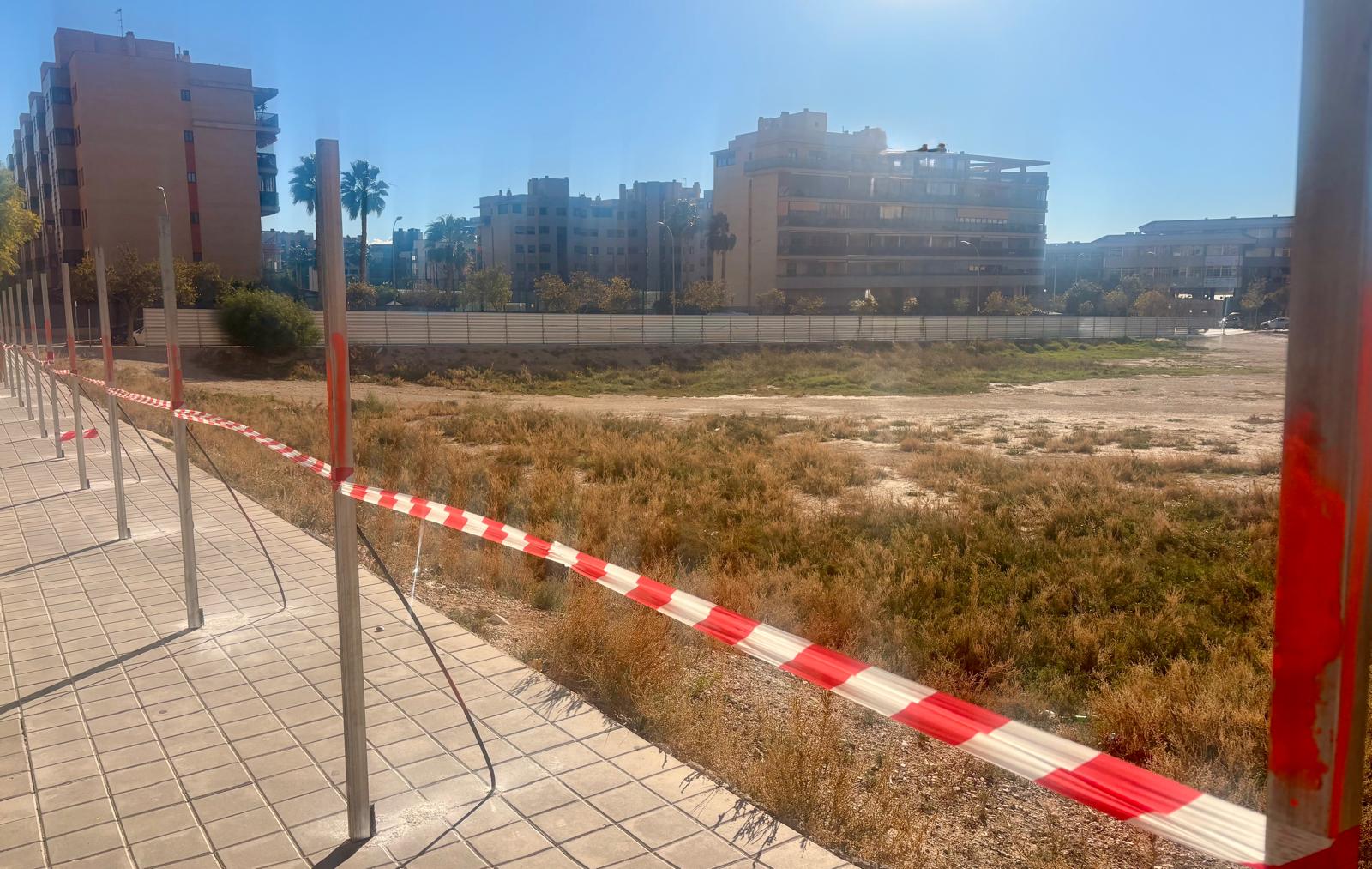 Parcel·la tancada del futur col·legi El Somni a Alacant