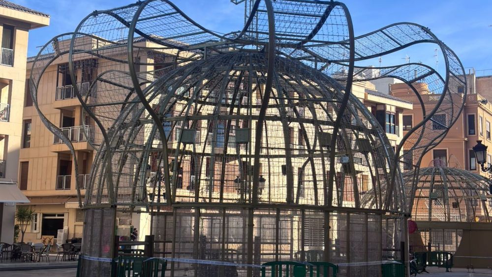 Una de les corones dels Reis Mags instal·lades a Elx (Foto: AC) Una de les corones dels Reis Mags instal·lades a Elx (Foto: AC)