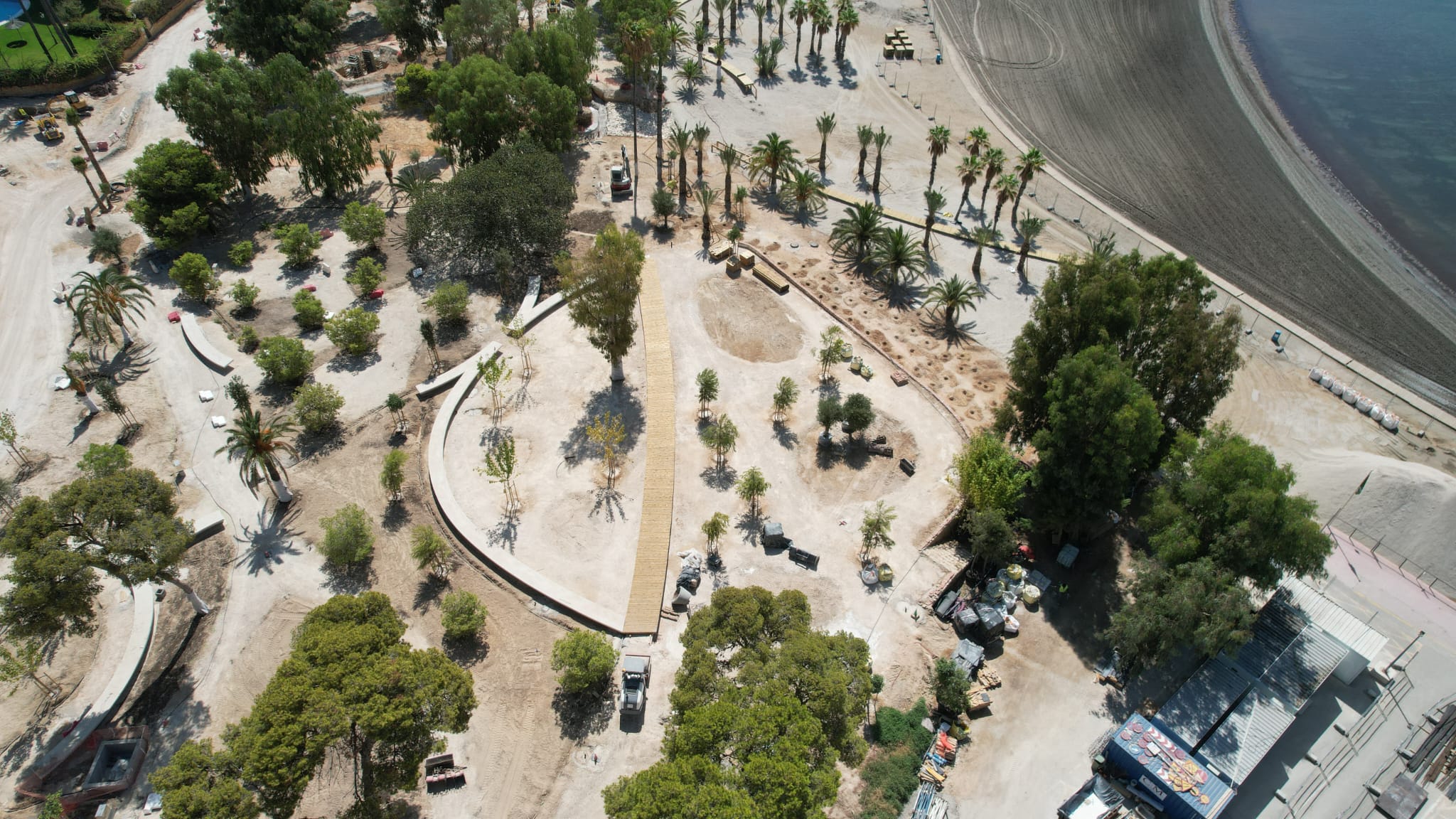 Obras de renovación en la playa de la Almadraba de Alicante