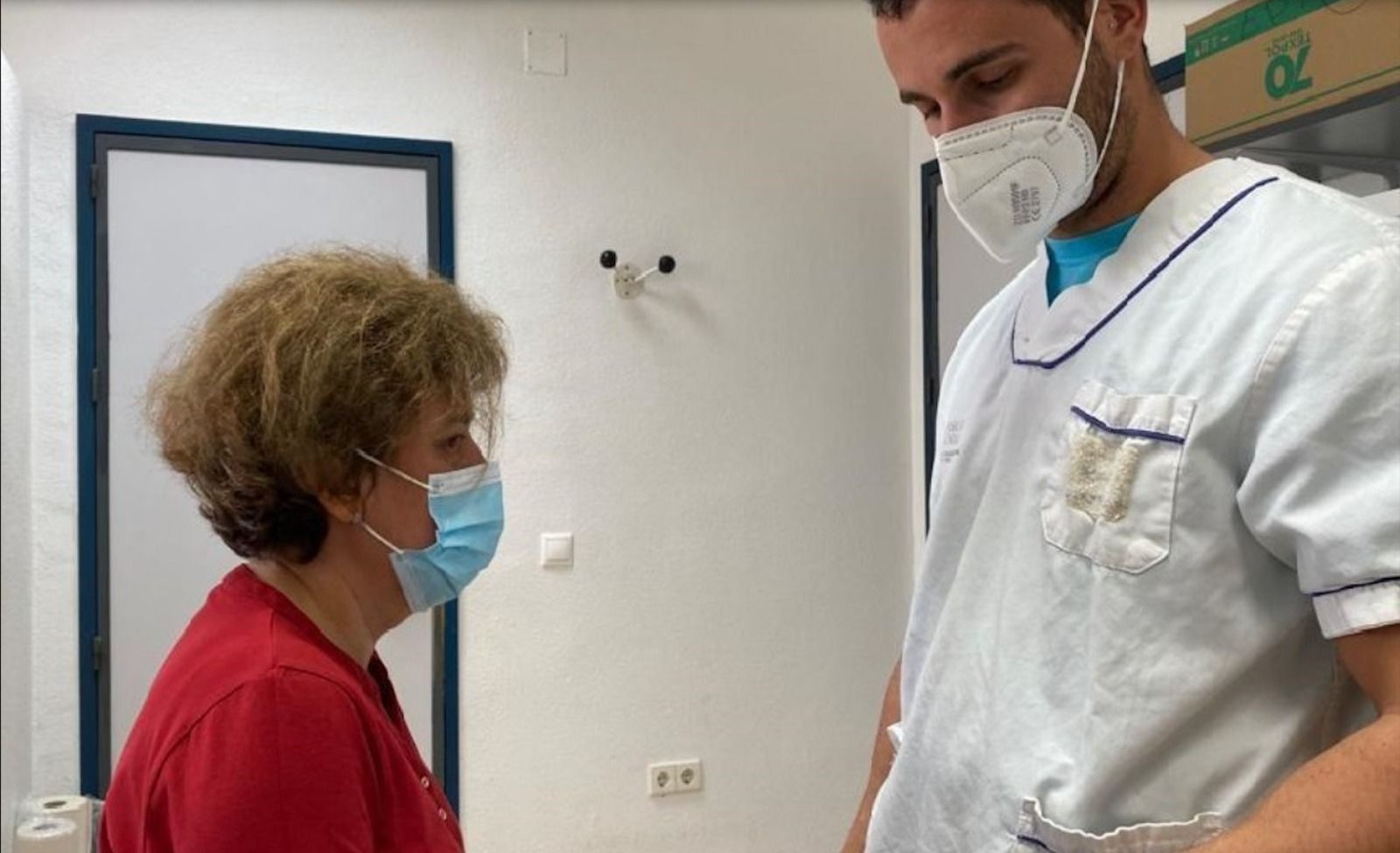 Un sanitario atiende a una mujer en un centro de salud de Alicante
