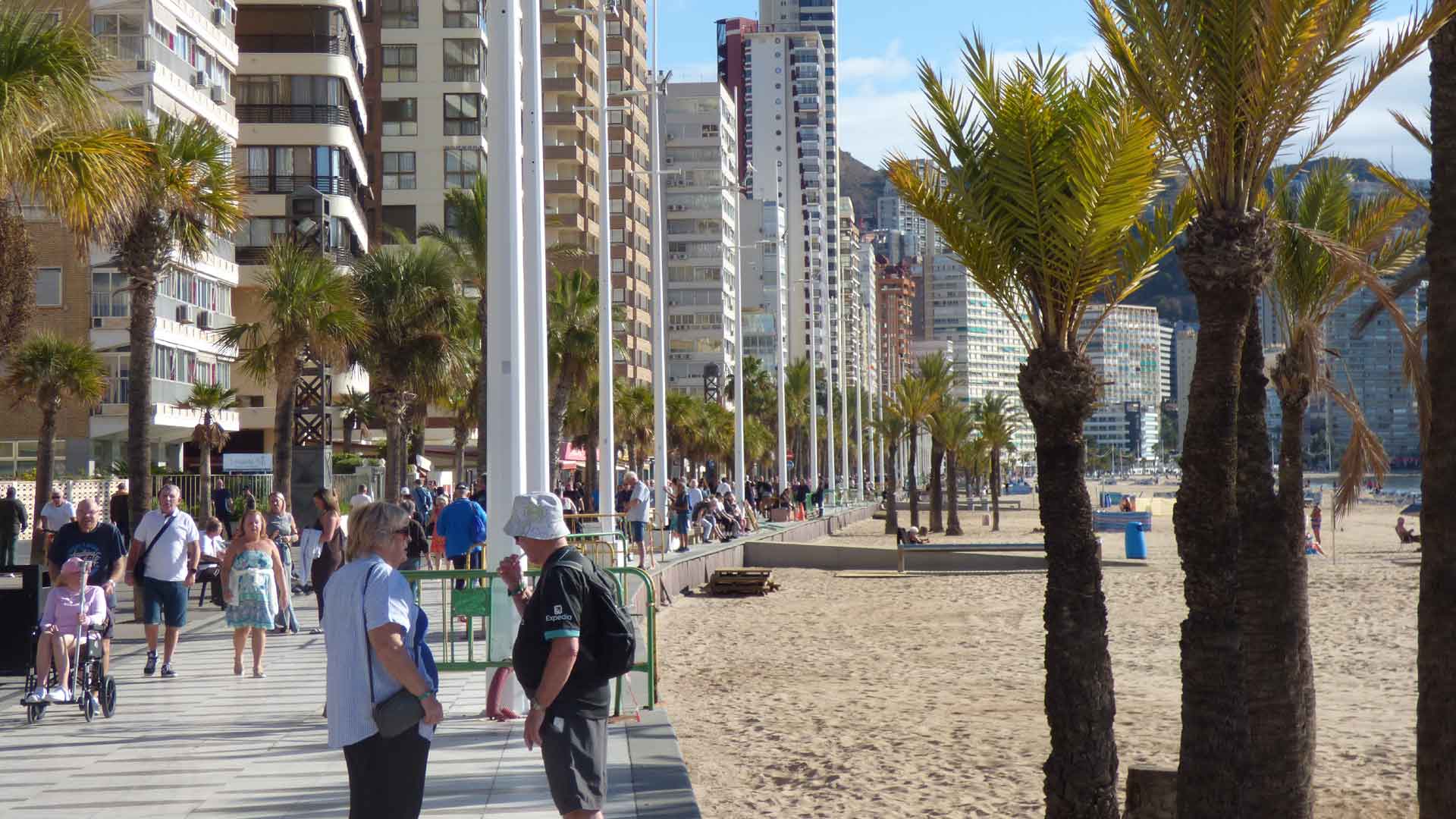 Obres de renovació de l'enllumenat a la platja de Llevant de Benidorm