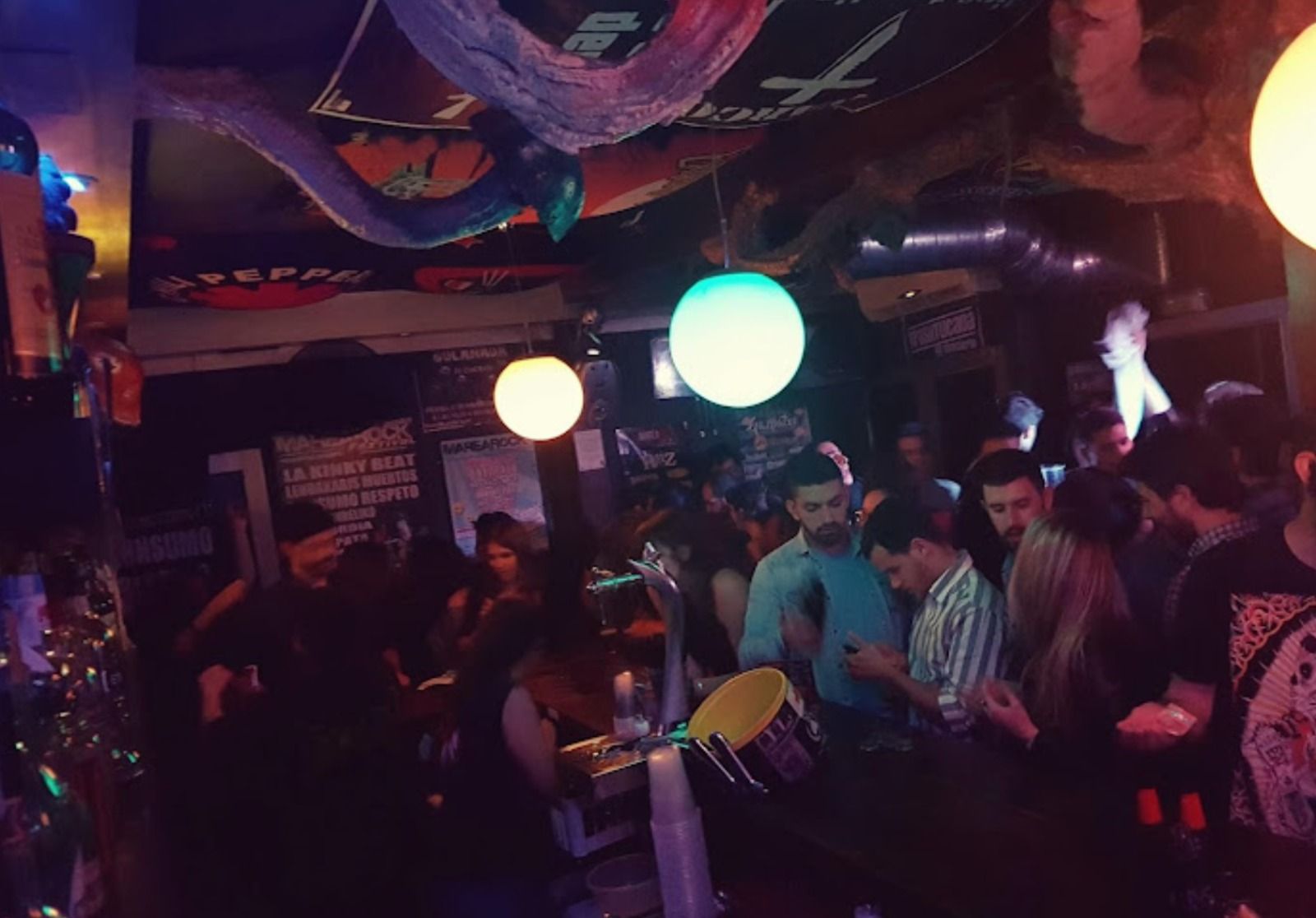 Interior d'un local d'oci nocturn en el barri antic d'Alacant
