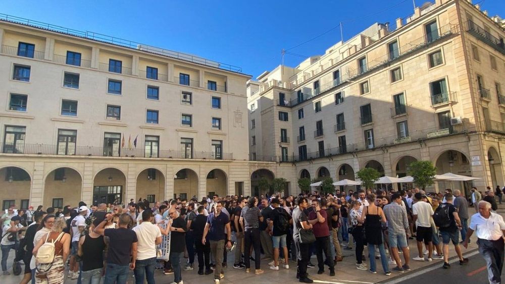 Protesta dels empresaris d'oci nocturn en la plaça de l'Ajuntament d'Alacant