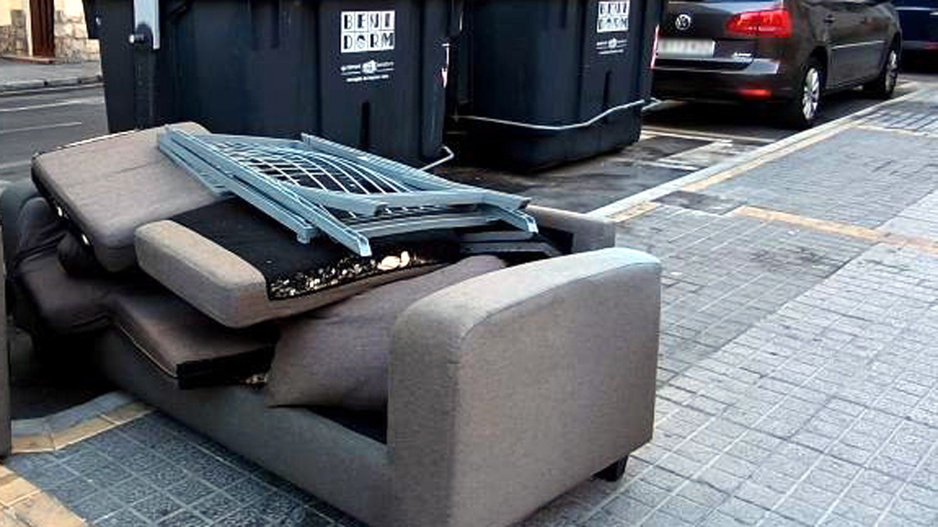 Béns en la via pública en un carrer de Benidorm