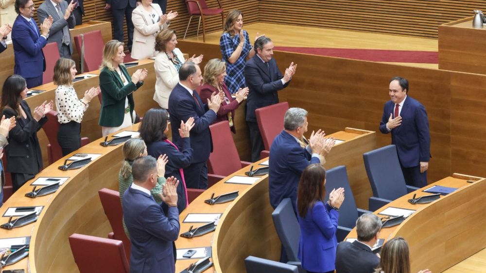 Aplaudiments de la bancada popular en Les Corts a Pérez Llorca Aplaudiments de la bancada popular en Les Corts a Pérez Llorca
