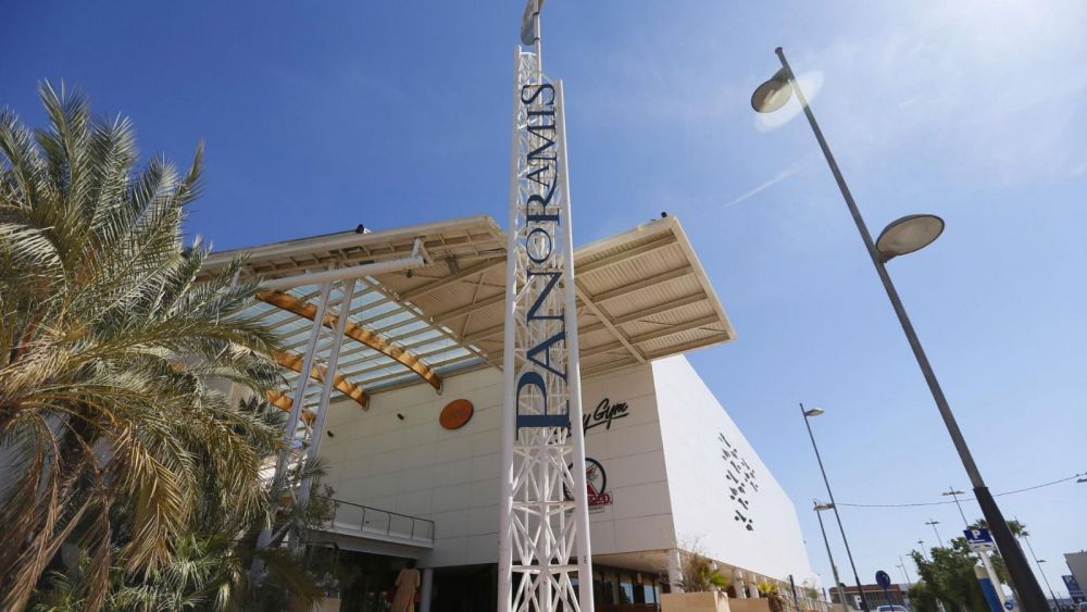 Fachada principal de l'antic centre comercial Panoramis d'Alacant