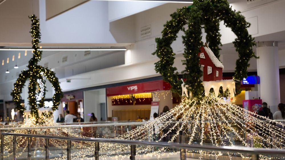 Decoración navideña en el centro comercial L'Aljub