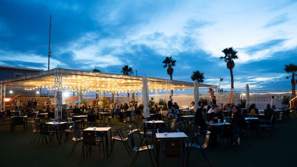 Zona gastronómica en El Muelle Live del Puerto Zona gastronómica en El Muelle Live del Puerto