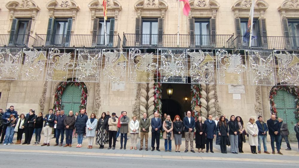 Tres minutos de silencio por el asesinato machista en Alicante Tres minutos de silencio por el asesinato machista en Alicante