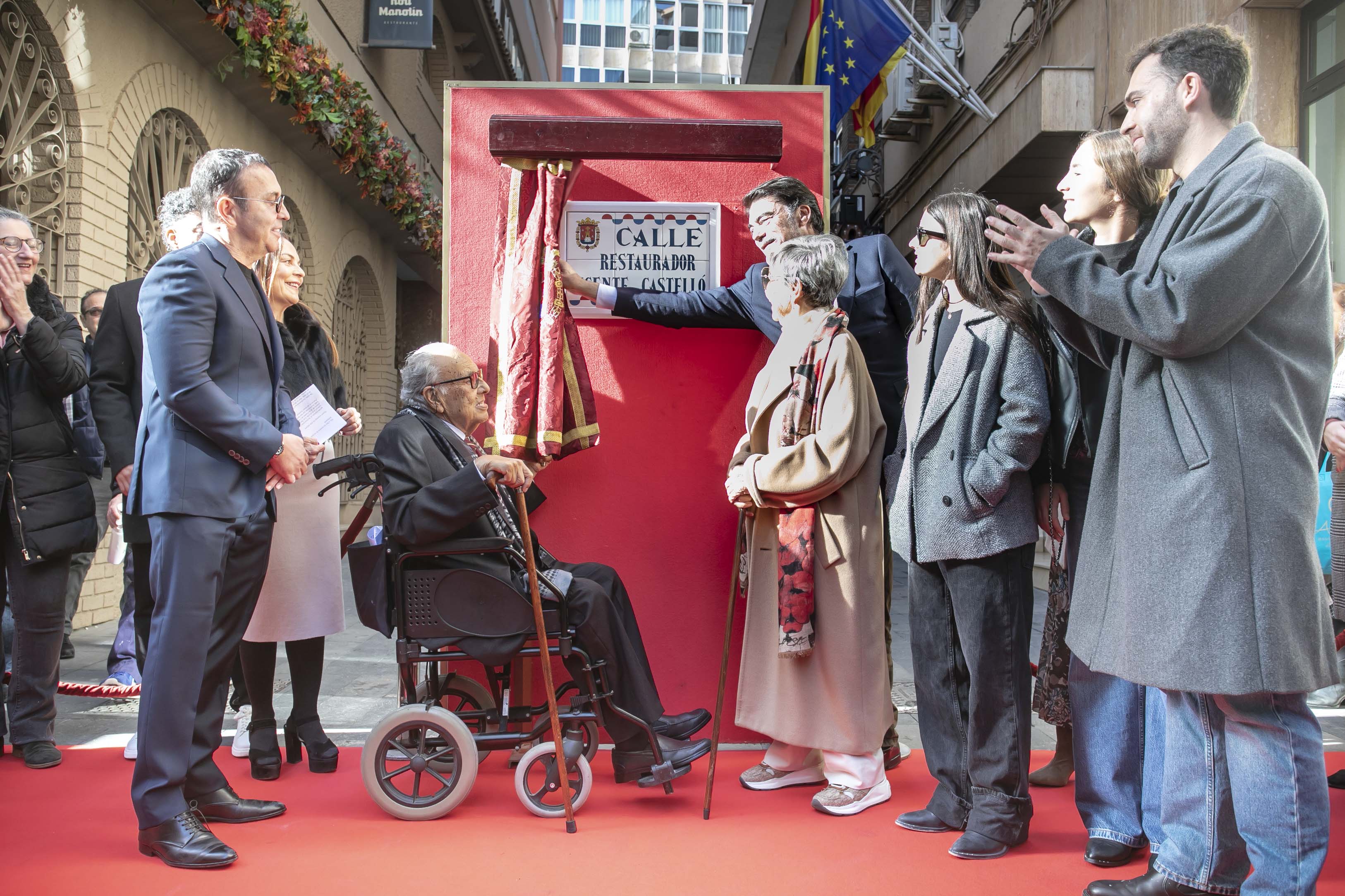 Acte d'inauguració del carrer Vicente Castelló, fundador del Nou Manolín, a Alacant Acte d'inauguració del carrer Vicente Castelló, fundador del Nou Manolín, a Alacant