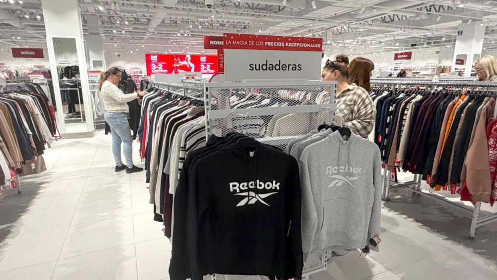 Diverses persones compren en la tenda de Halfprice en L'Aljub Diverses persones compren en la tenda de Halfprice en L'Aljub