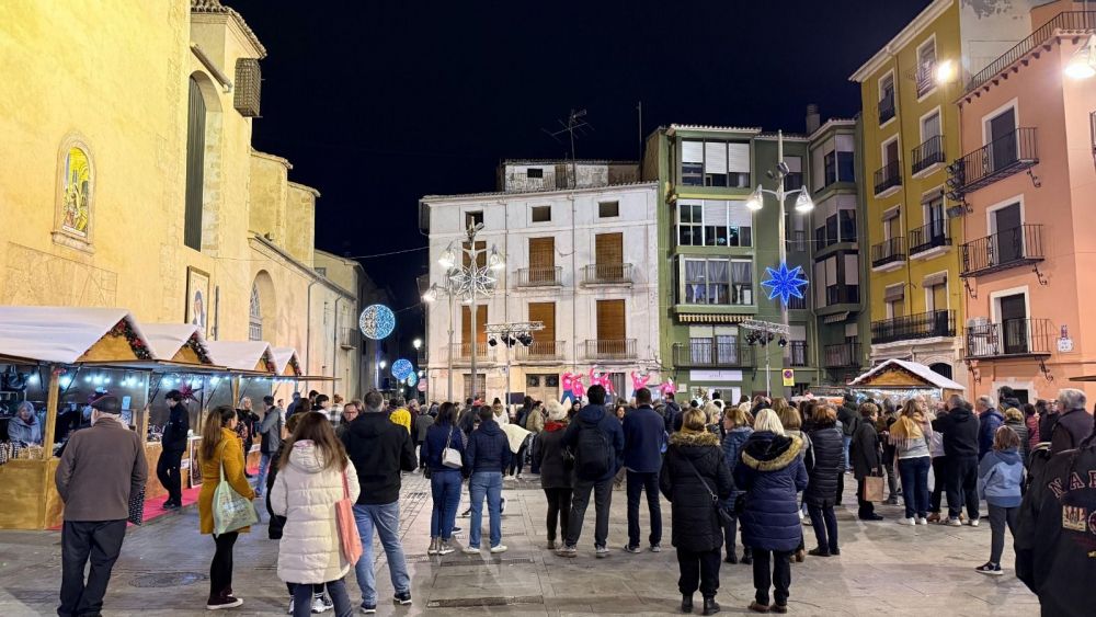 Diverses persones disfruten del Mercat del Nadal de Cocentaina