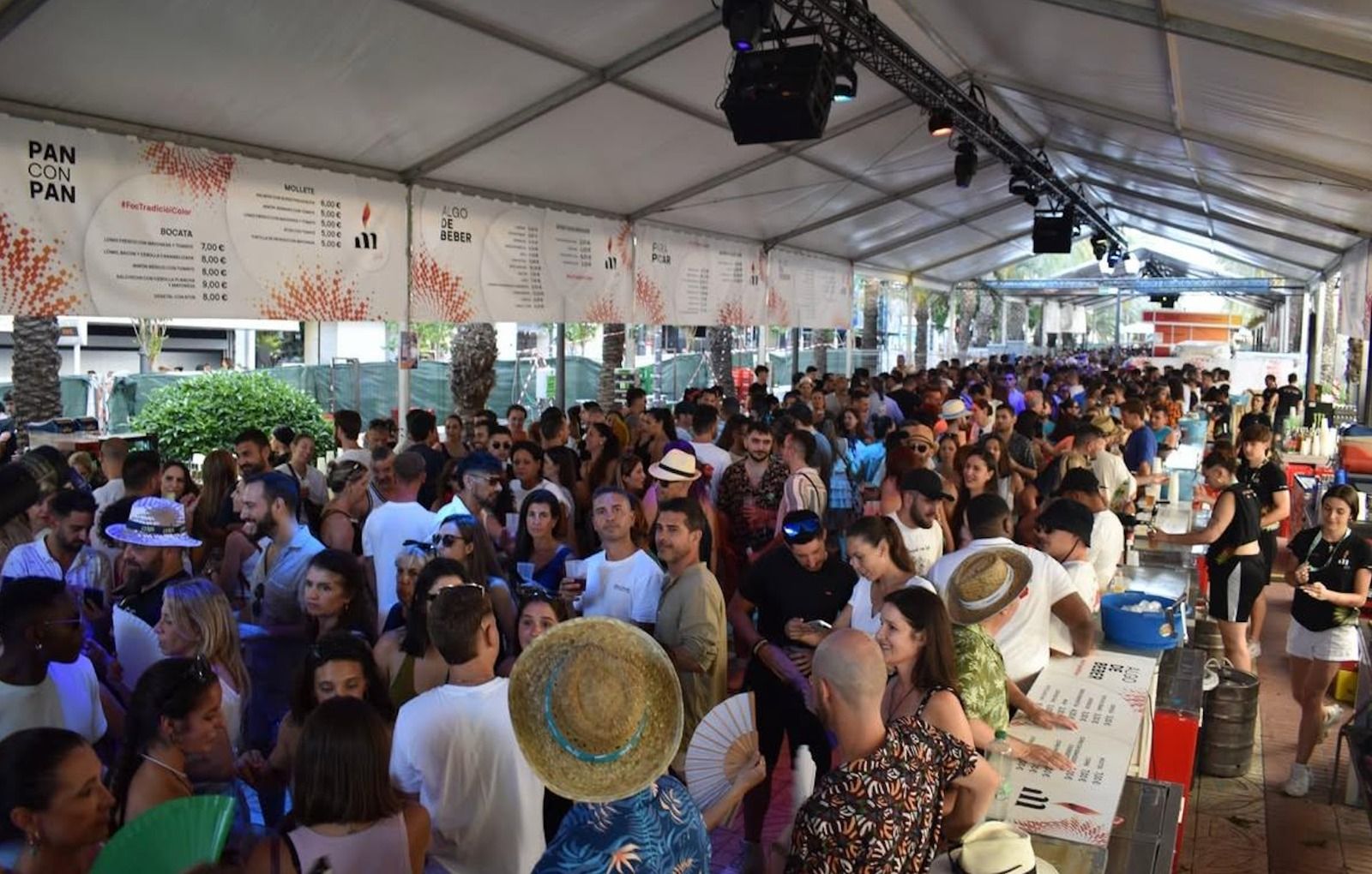 Interior del recinte del Mercadito de Fogueres a Alacant Interior del recinte del Mercadito de Fogueres a Alacant