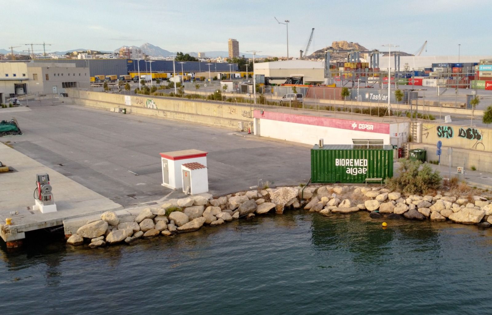Un contenidor del projecte Bioremed de Mediterranean Algae en el Port d'Alacant Un contenidor del projecte Bioremed de Mediterranean Algae en el Port d'Alacant