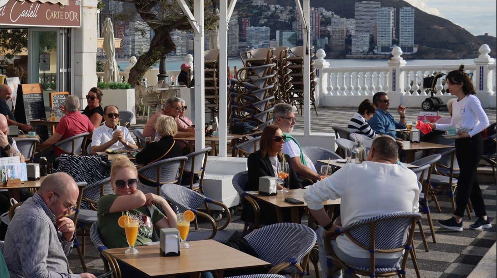 Turistes en una terrassa del castell de Benidorm Turistes en una terrassa del castell de Benidorm