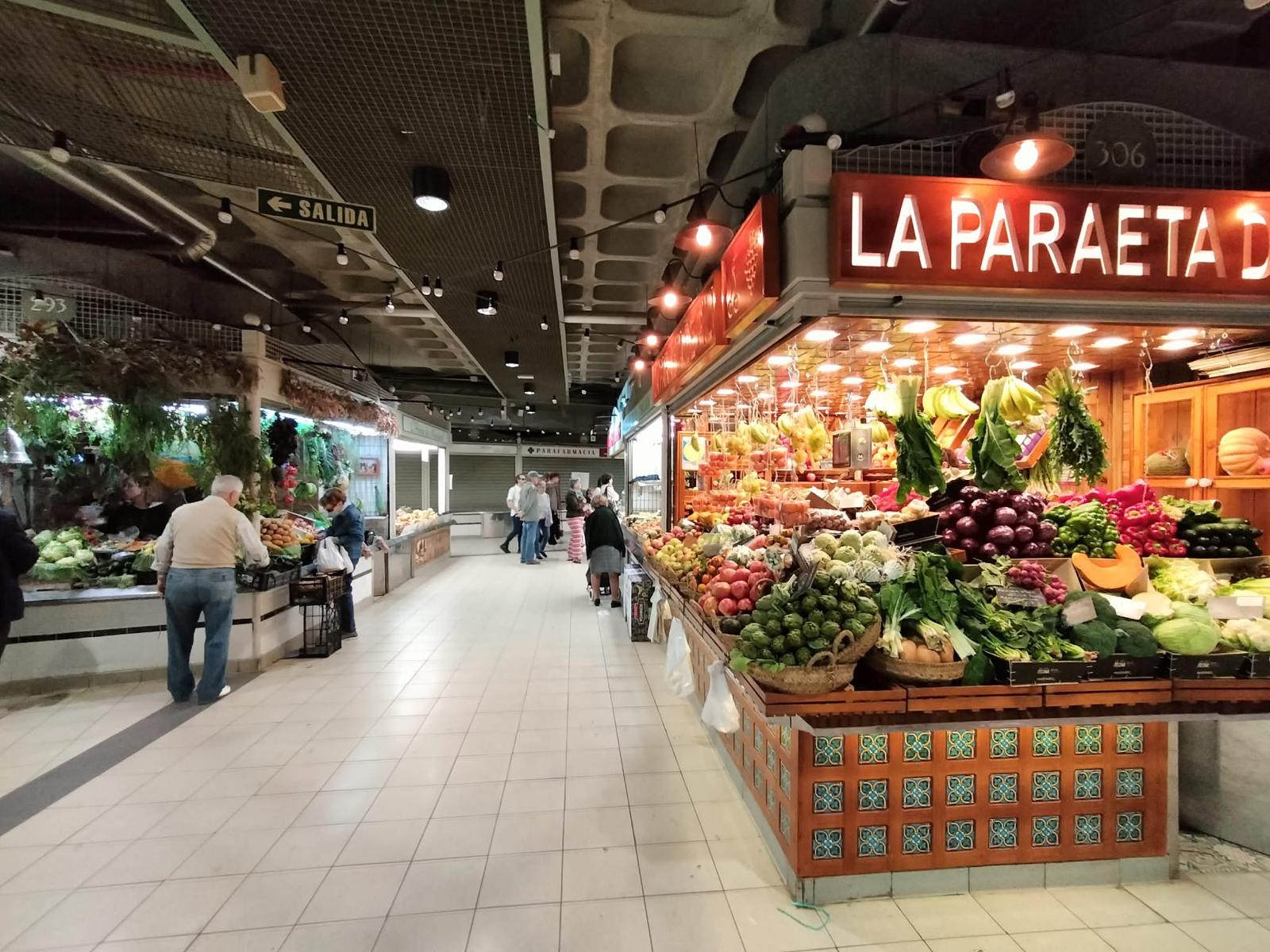 Interior d'un mercat municipal d'Alacant Interior d'un mercat municipal d'Alacant