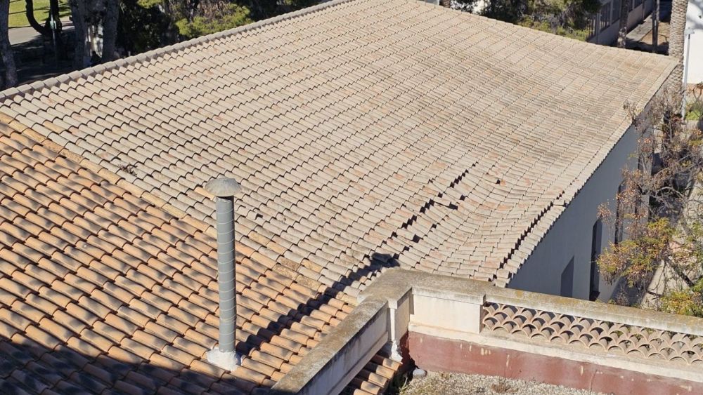 Deterioració en les teules d'un edifici de la UA Deterioració en les teules d'un edifici de la UA