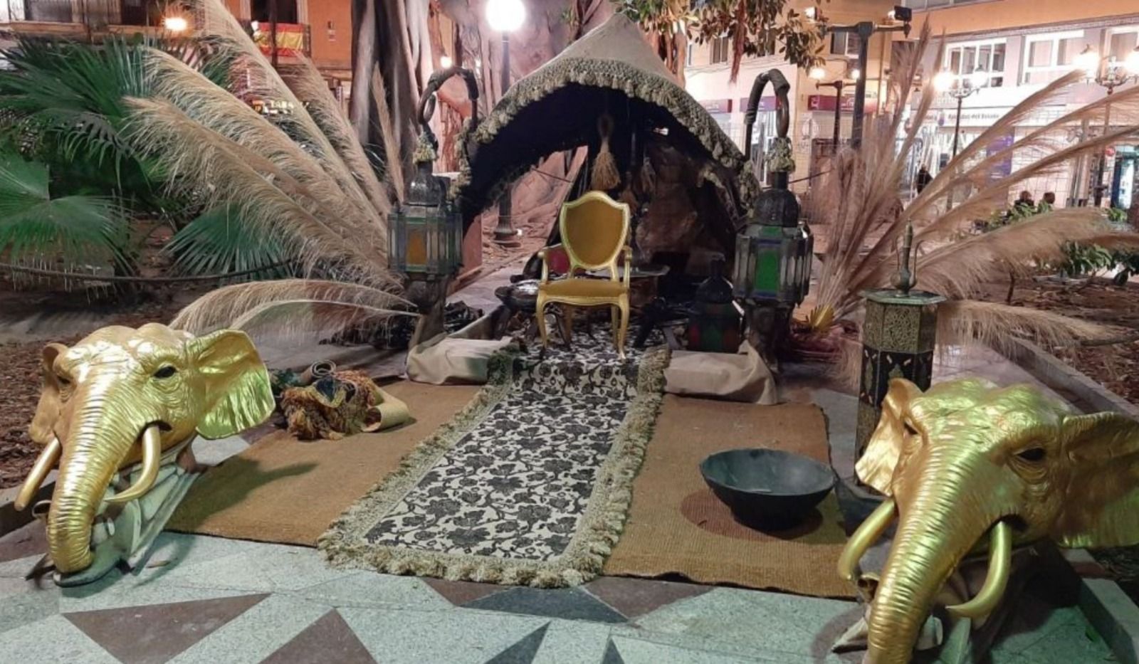 Campament Reial en la plaça Gabriel Miró d'Alacant Campament Reial en la plaça Gabriel Miró d'Alacant