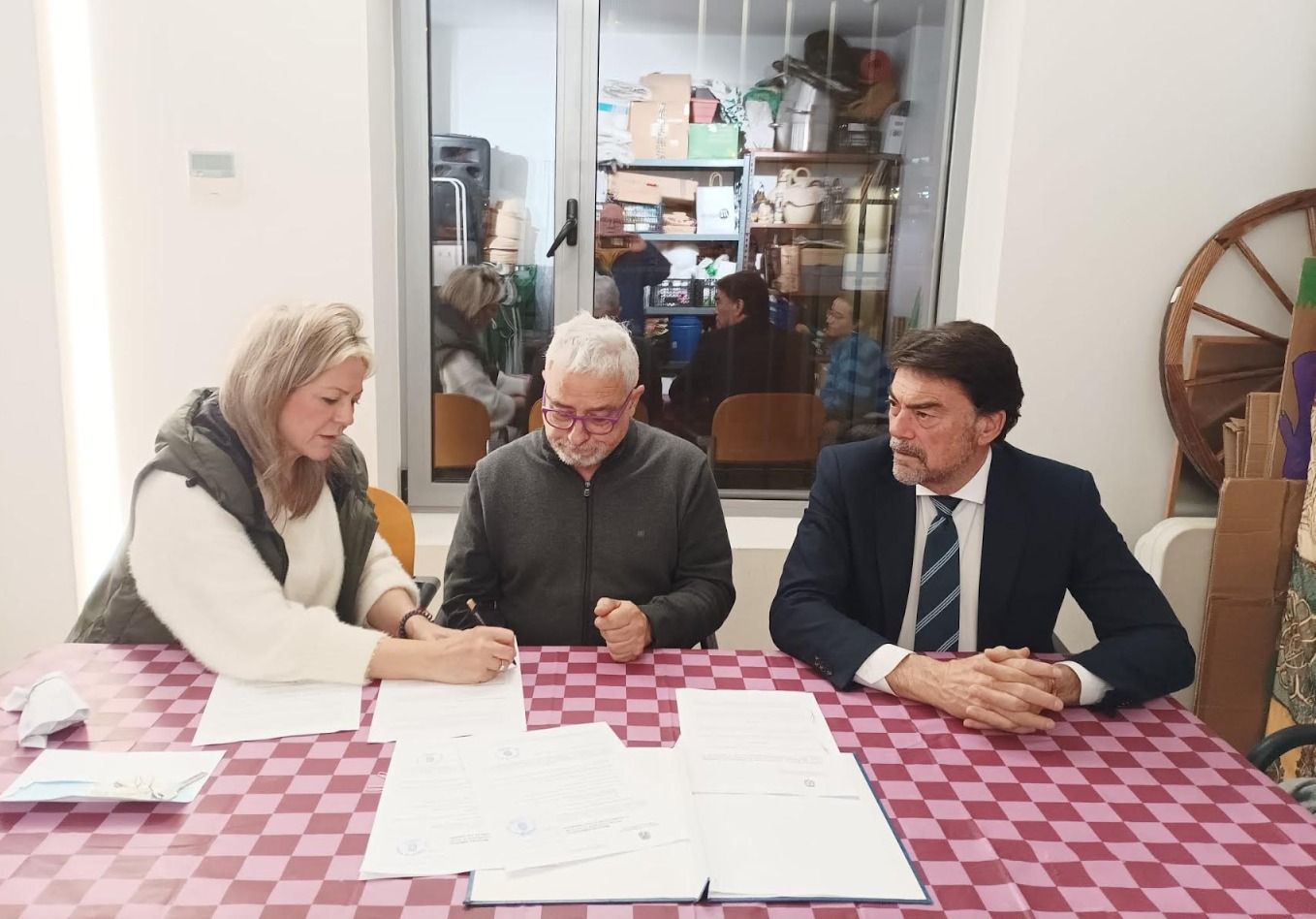 Conveni de cessió entre l'Ajuntament i la comissió San Nicolás de Bari Conveni de cessió entre l'Ajuntament i la comissió San Nicolás de Bari