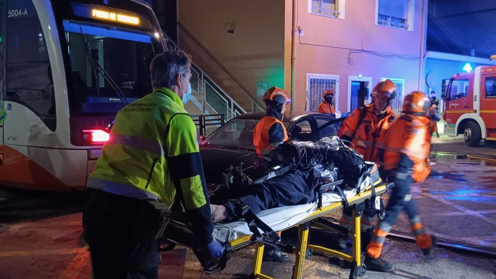Operatiu d'emergències en el simulacre d'accident en el TRAM
