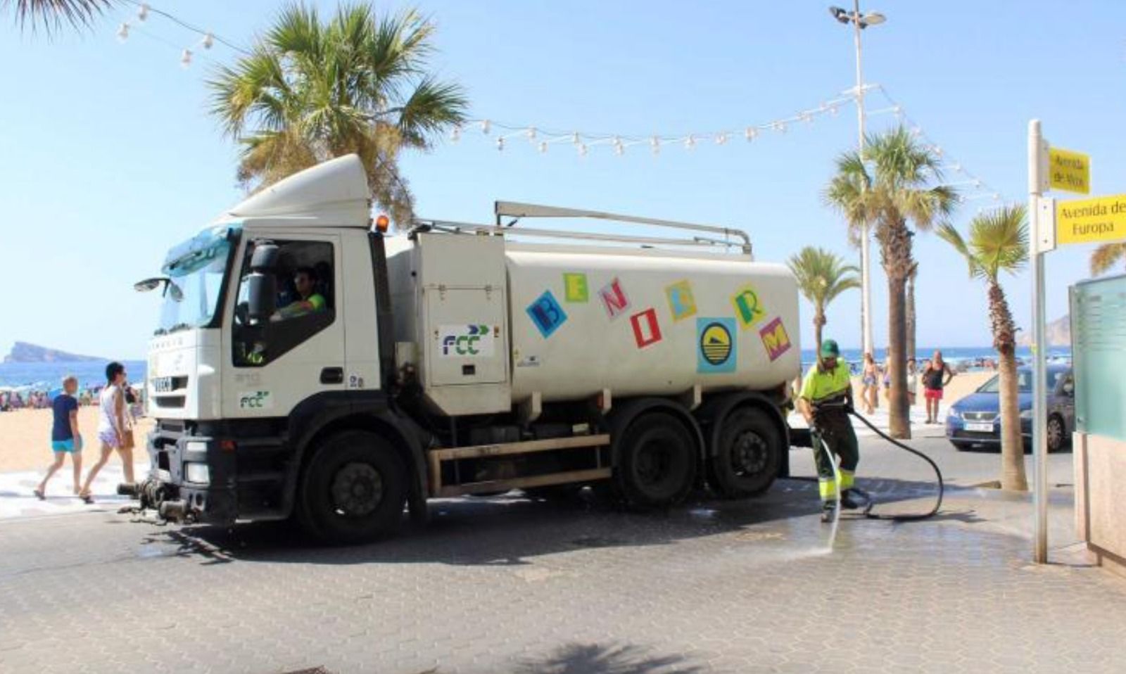 Camió de neteja i aigualeig a Benidorm