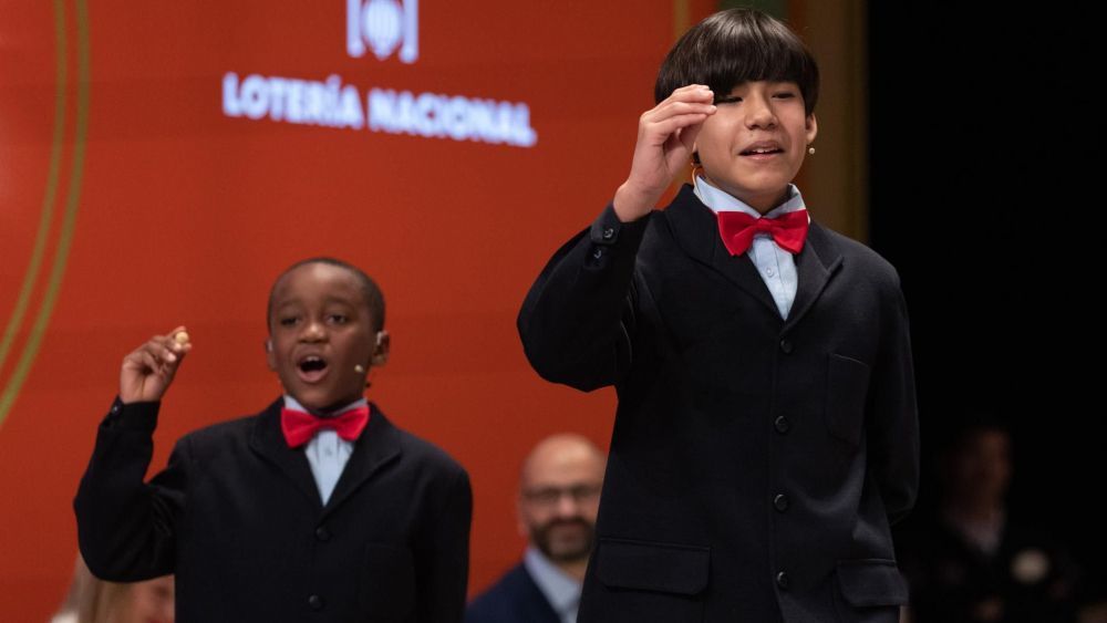 Dos niños de San Ildefonso cantan un premio de la Lotería de Navidad