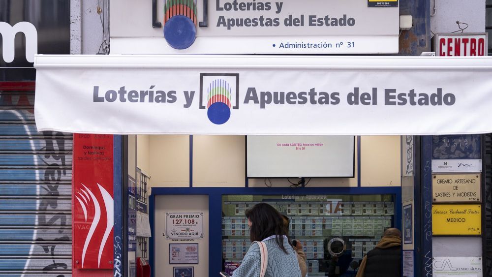 Façana d'una administració de Loteries a Alacant (Foto: Xisco Navarro)