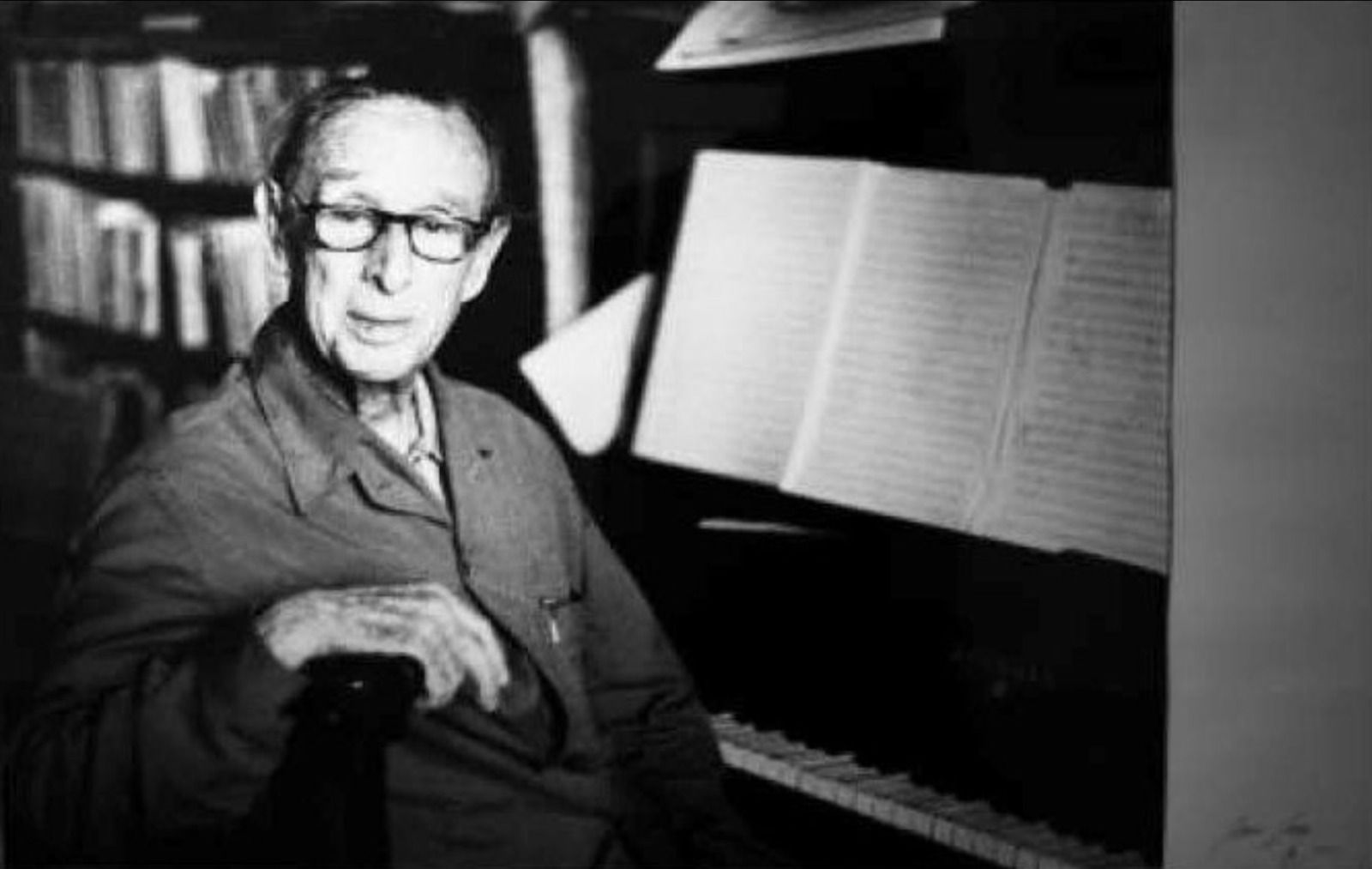 Óscar Esplá al costat d'un piano (Foto: Reial Acadèmia de Belles Arts de San Fernando)