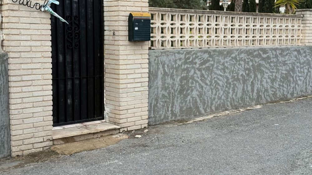 Zona exterior del chalé acordonada